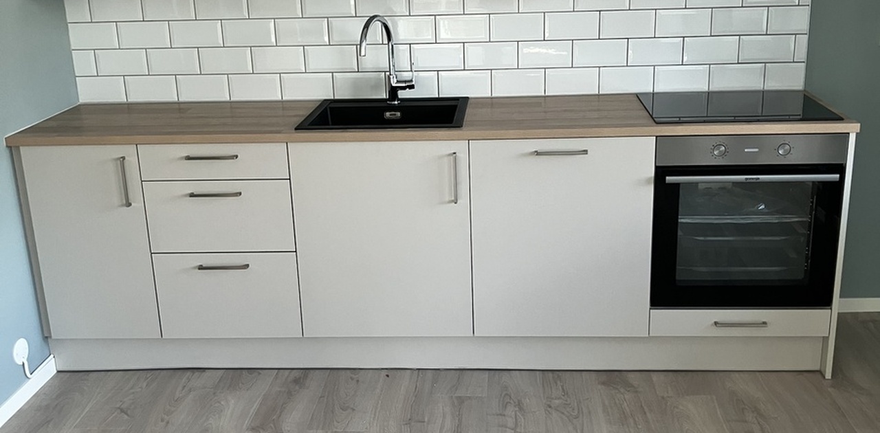 Kjøkken m/komfyr og oppvaskmaskin