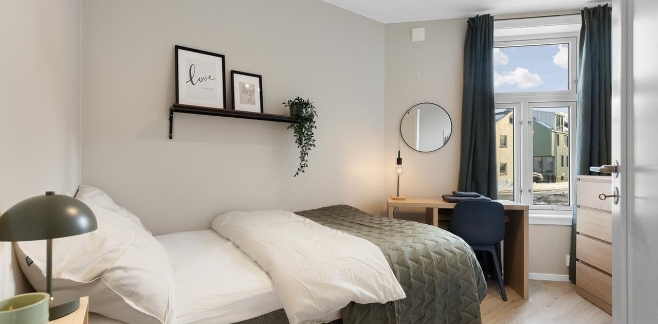 Soverom 2 (9 m²): Koselig rom med 120 cm seng med oppbevaring, skrivepult, stol, kommode, speil, hylle og egen varmeovn.