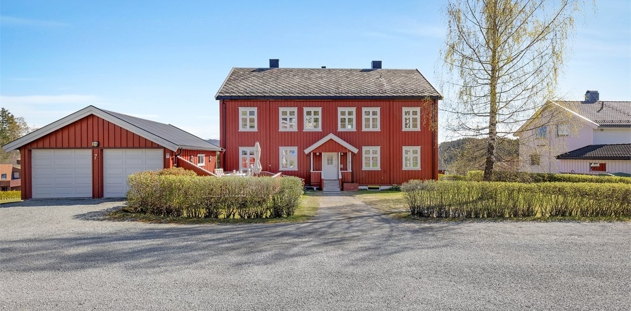 Garasje til venstre tilhører huset. Har El-lader.