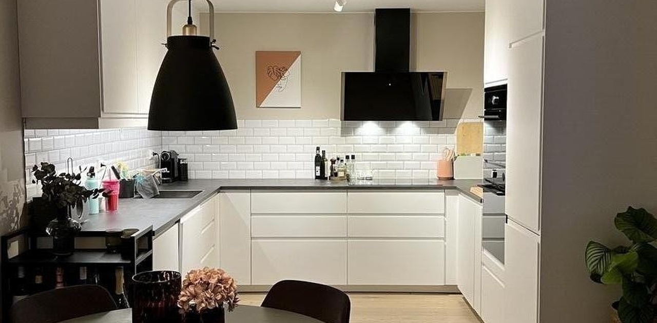 Stort kjøkken og spisebord