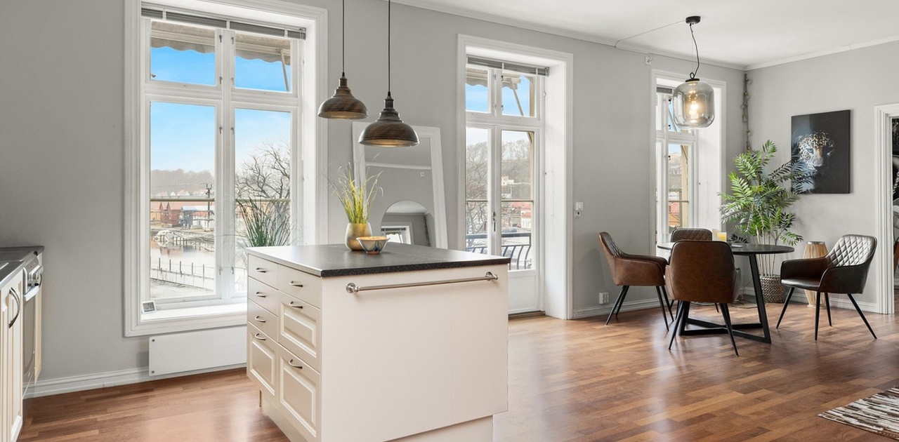 Kjøkken - balkongdør ses i midten