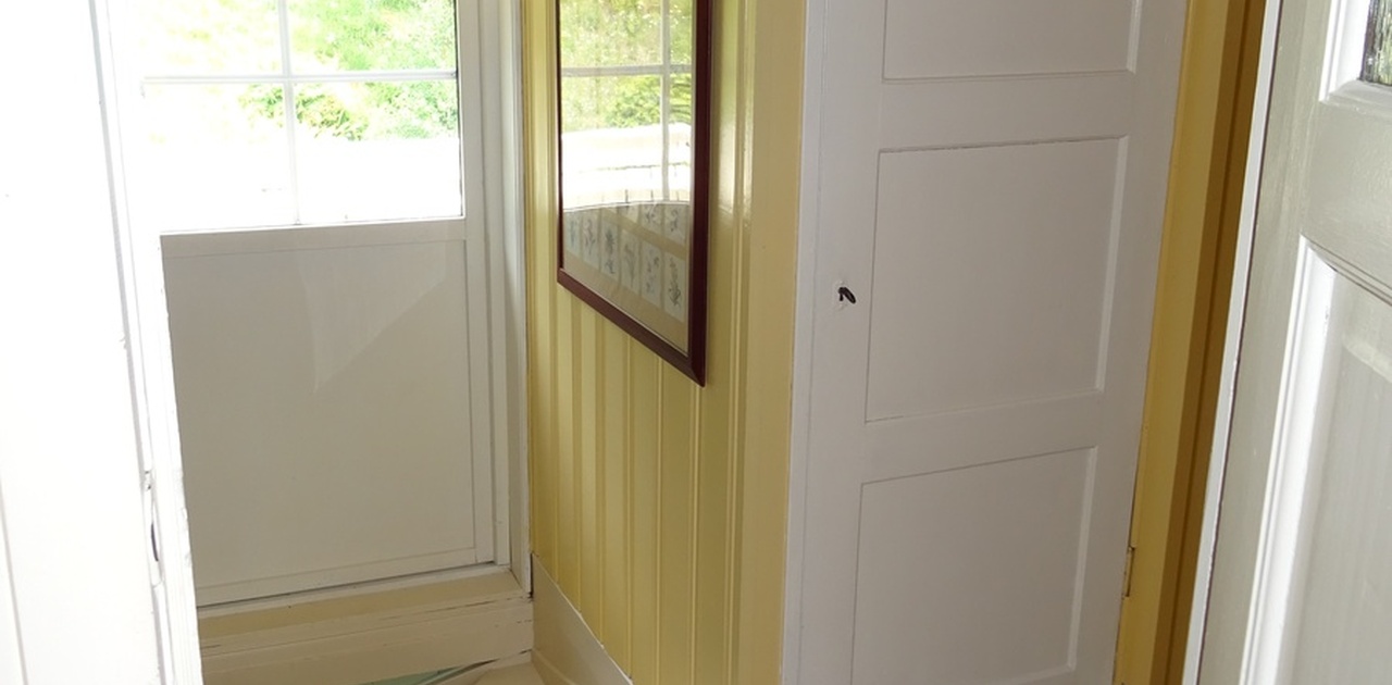 Yttergang med bod og utgang til veranda