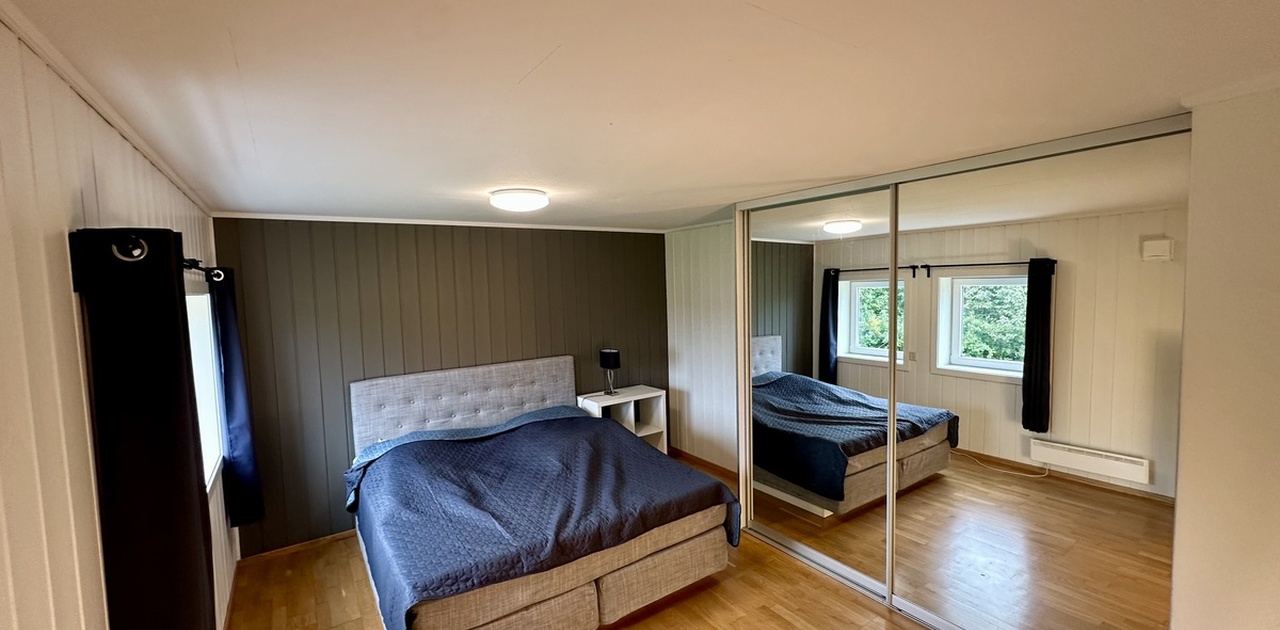 Romslig soverom med garderobe