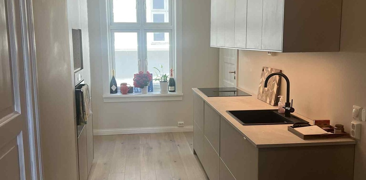 Helt nytt kjøkken med integrerte hvitevarer og platetopp.