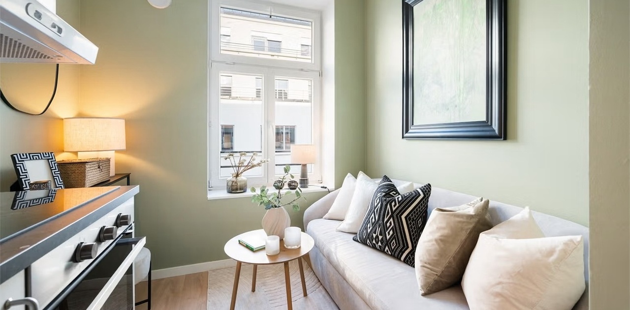 Lys og luftig oppholdsrom med egen seng på 200 x 90 cm (ikke avbildet her)