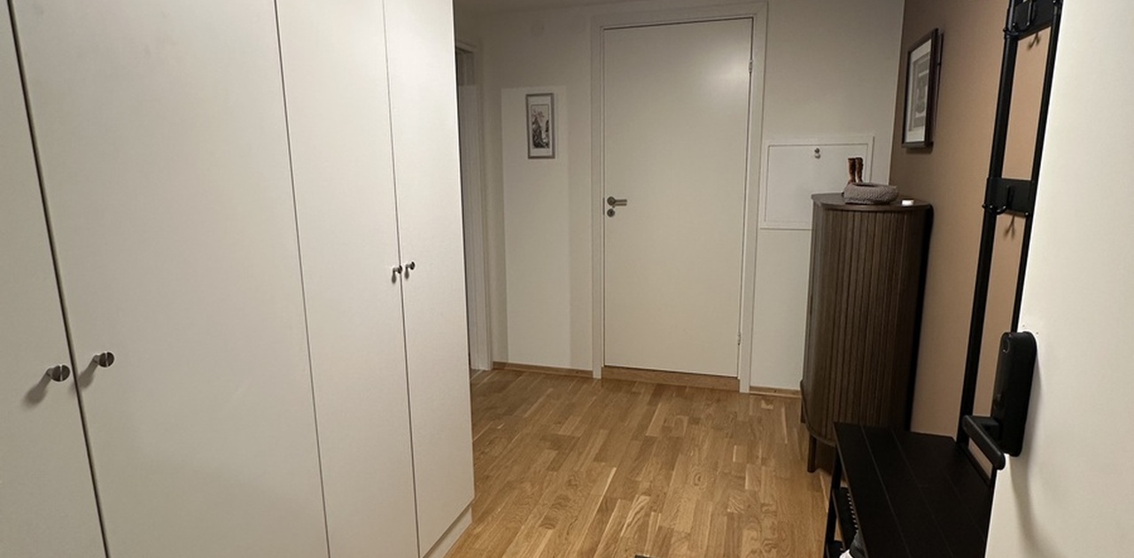 Entré med ett stort skap hver