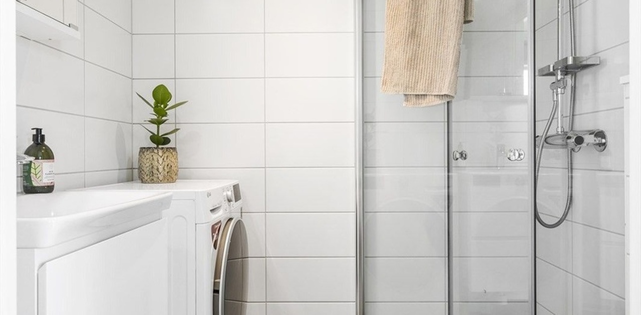 Pent flislagt bad med varme i gulv, vaske/tørkemaskin og downlights i tak.