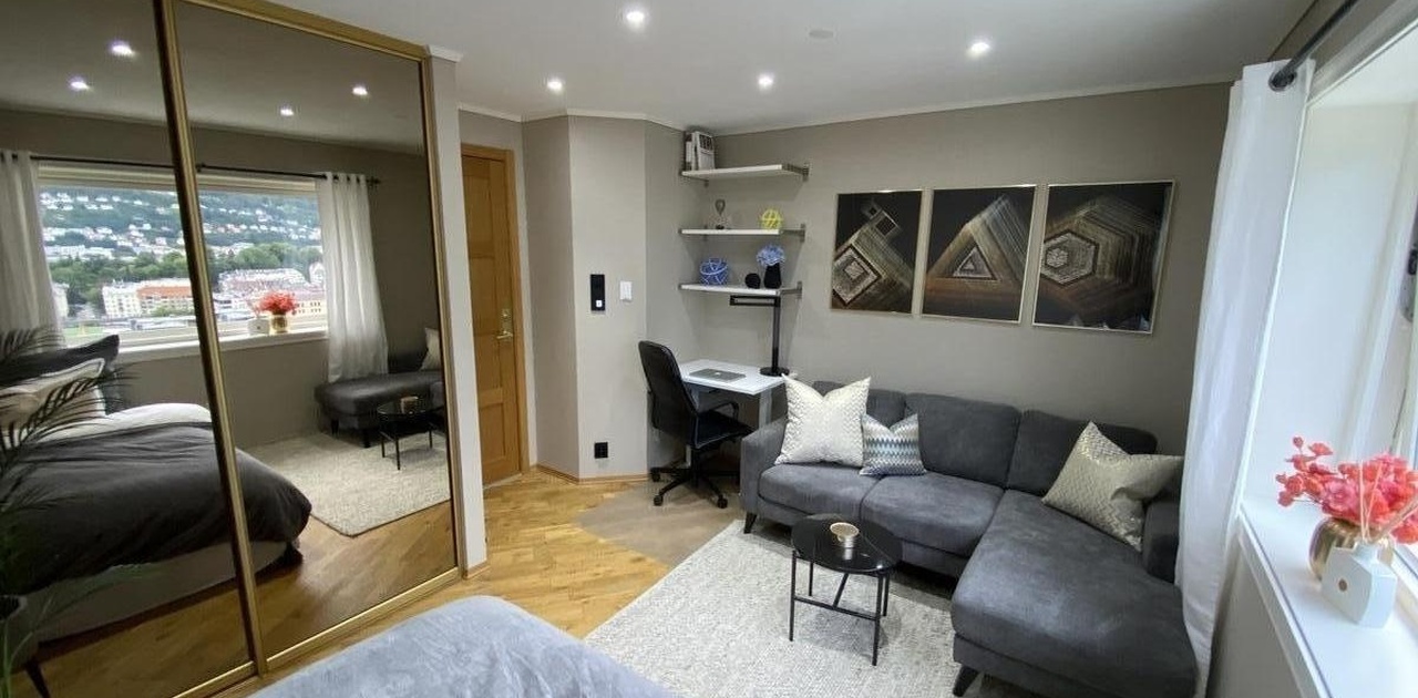 UTLEID: ROM 102 + ROM 202> bolig i 1. + 2. et. > panoramautsikt over Bergen by: Kr 8 500,- pr. måned inkludert Internett; smartteknologi og tv-pakke.  Se video av rommet!