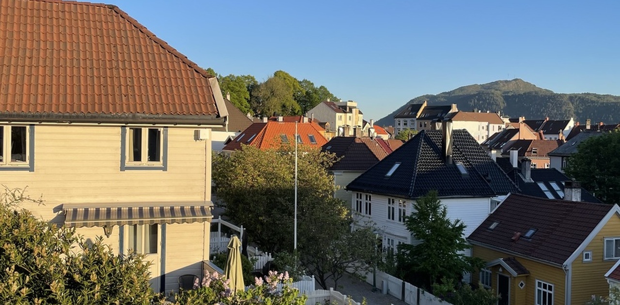 utsikten fra stue til nærområdet og terrassen vår