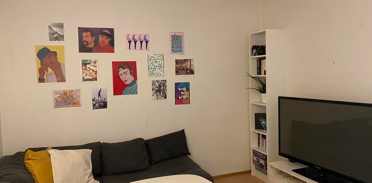 Vi har en ny og større sofa, og bord.