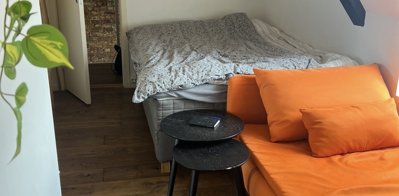 Soverom med seng og innebygd klesskap
