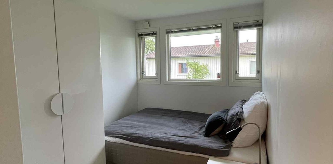 Ledig rom med 200x160 seng + skap