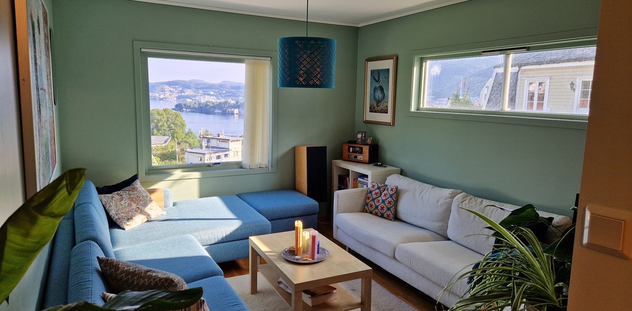 Trivelig stue, med utsikt over innseilingen til Bergen, Nordnes og Fløyen.