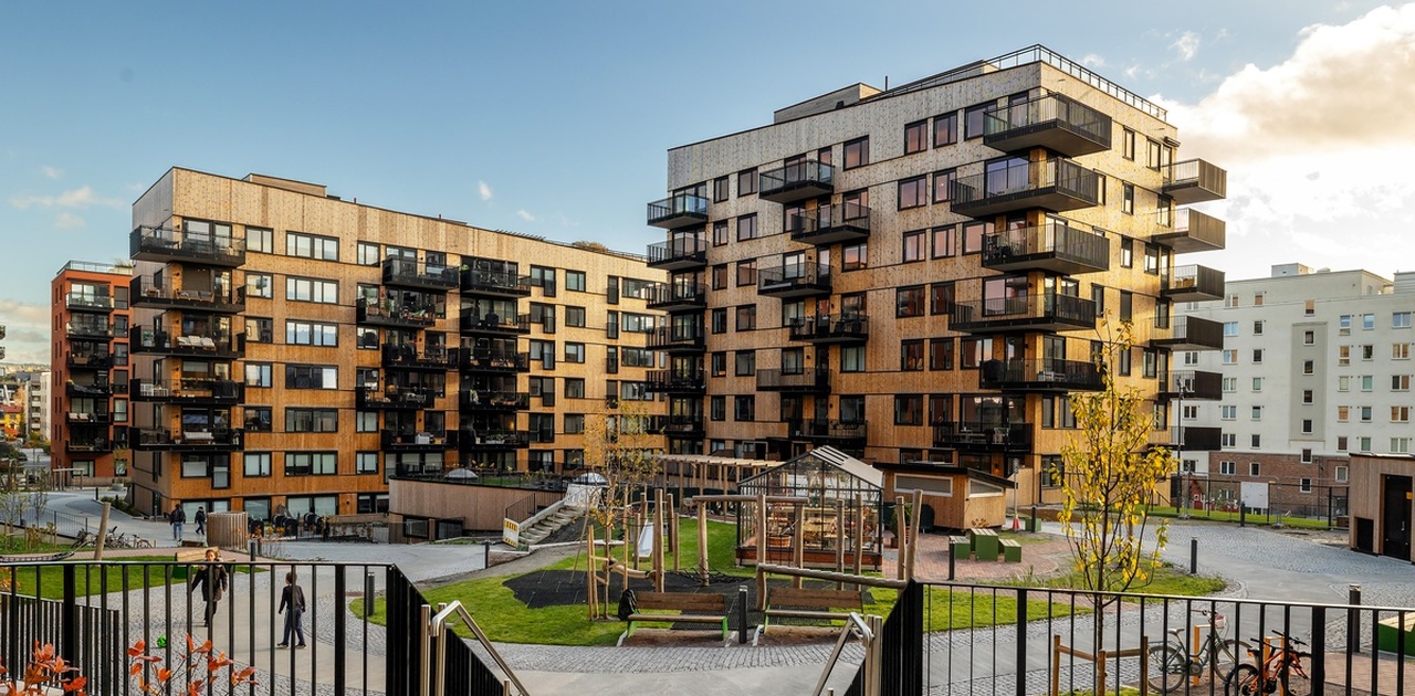 Løren Botaniske - Leiligheten er i det nærmeste huset, i 1 første etasje til venstre for hovedinngangen. Drivhuset kan sees i bildet.