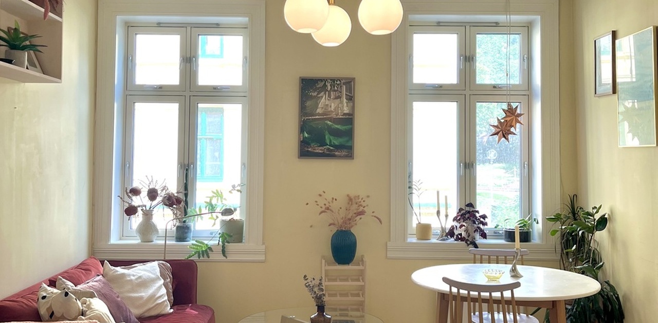 Nydelig oppholdsrom med stukkatur og peis