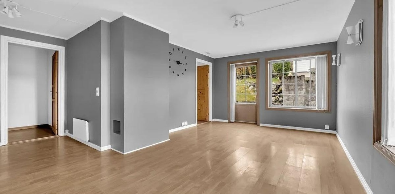 Hybelleilighetens sosiale sone er romslig utformet, og har godt areal for sofagruppe, spisebord og annen innredning.