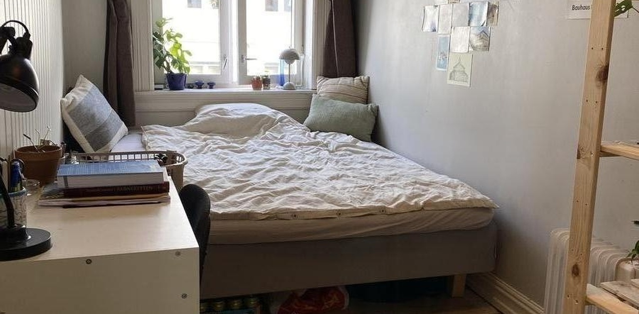 Koselig soverom med plass til dobbelseng, skrivebord, bokhylle og klesskap