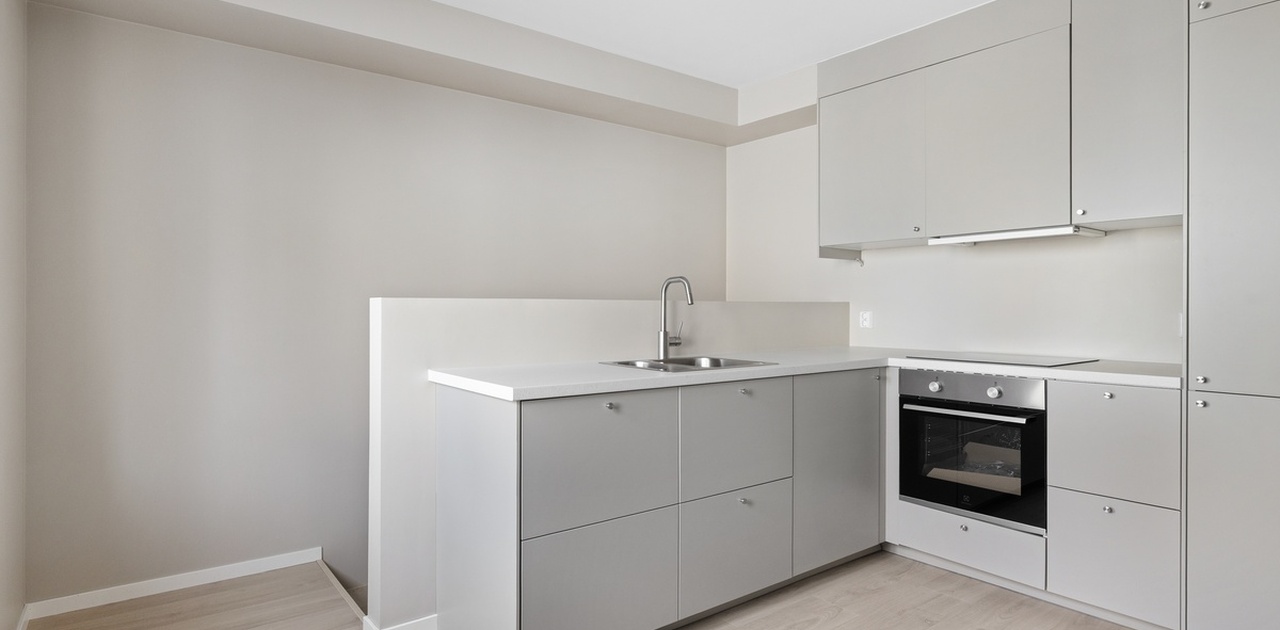 Kjøkkenet er helt nytt og ubrukt fra IKEA med helt nye hvitevarer