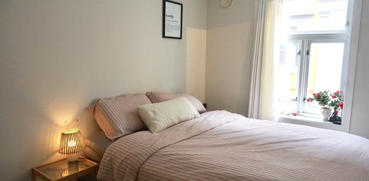 Oversiktsbilde av soverommet med nøytrale vegger og enkel planløsning