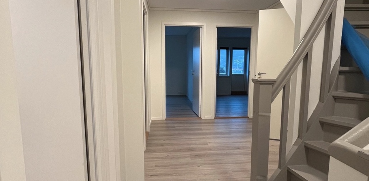 ved inngangen