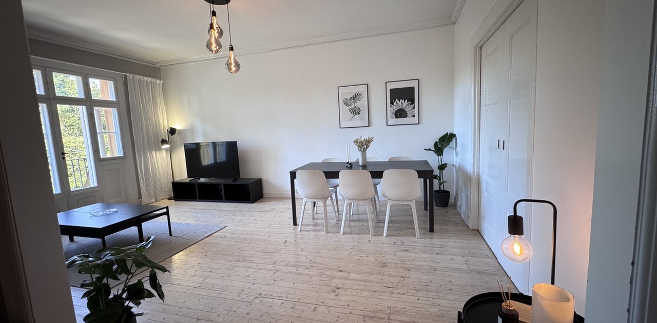 Stor stue med både spiseplass og sofagruppe