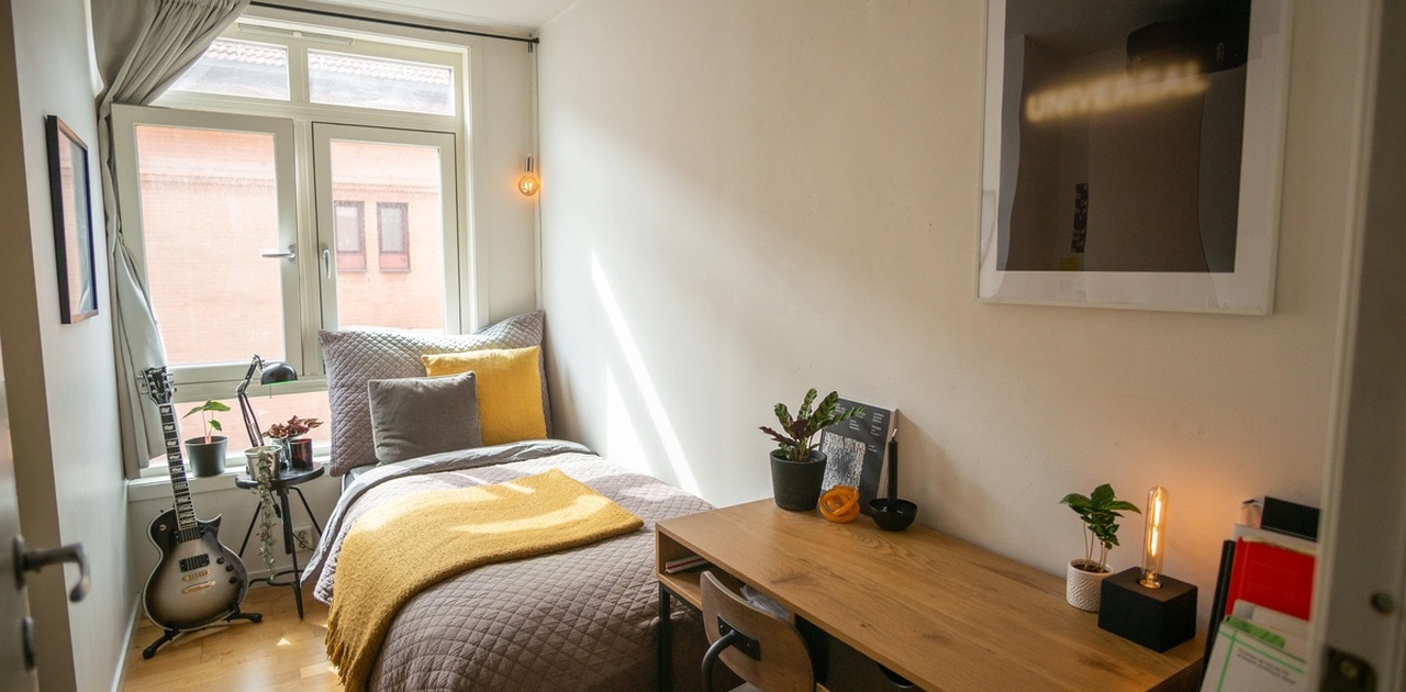 lite rom med nytt stort vindu, 3 lags isolert mot stille vei