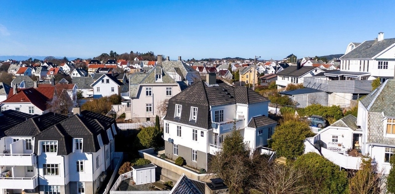 Huset ble totalrenovert i 1996, og bygget opp på ny. Solid og godt isolert bygg.