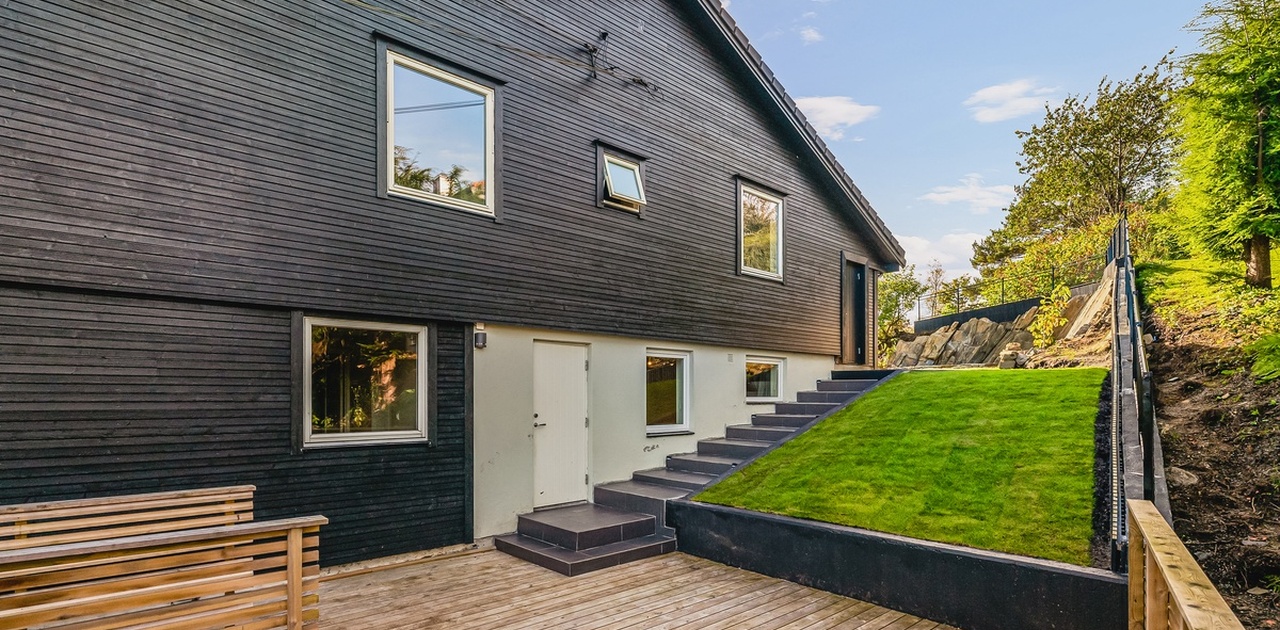 Inngang med stor terrasse rett utenfor