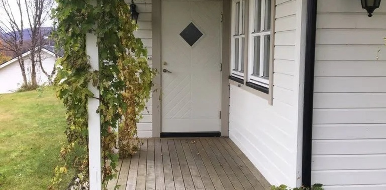 Inngang via liten platting