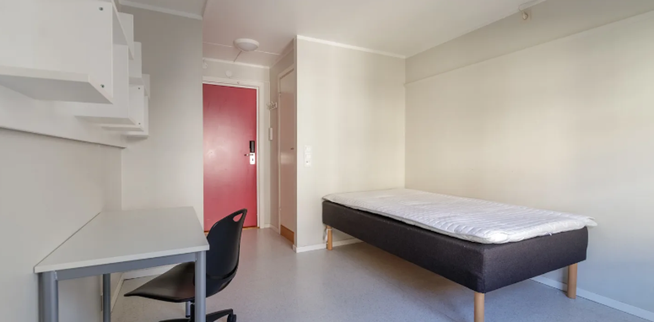 Bildet er hentet fra SiOs nettside og viser hvordan en typisk hybel i bygget ser ut. Hybelen som leies ut har en noe annen utforming, men lik møblering