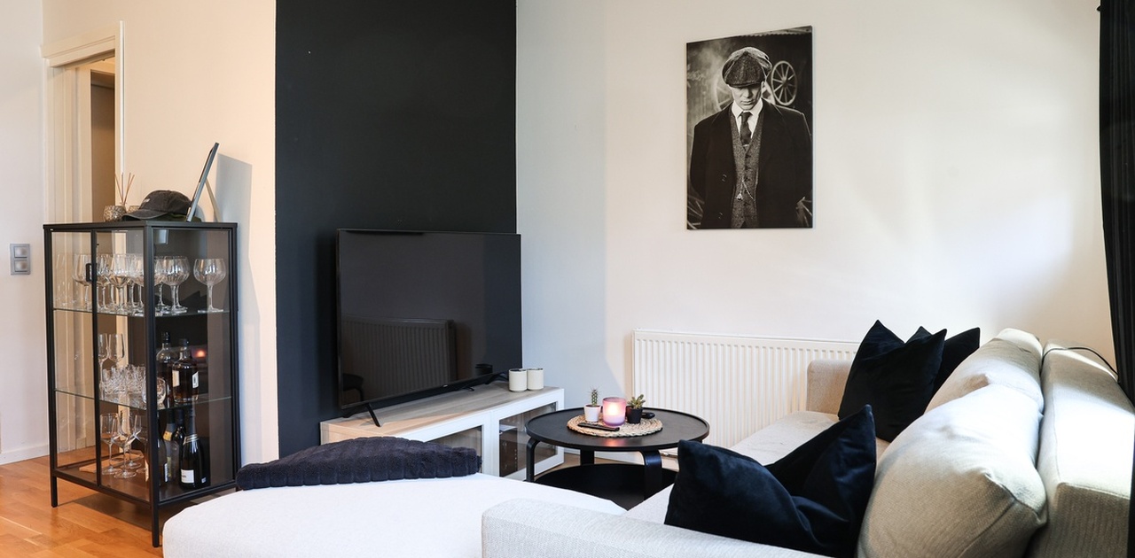 TV-kroken har et rundt spisebord, sovesofa med plass til lagring av sengetrekk dyner og puter, et koselig rundt spisebord. Sofa blir til 140cm seng.