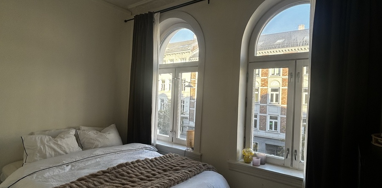 Rommet har god plass til dobbelseng