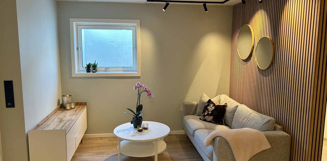 Innbydende stue med tidsriktige farge- og materialvalg