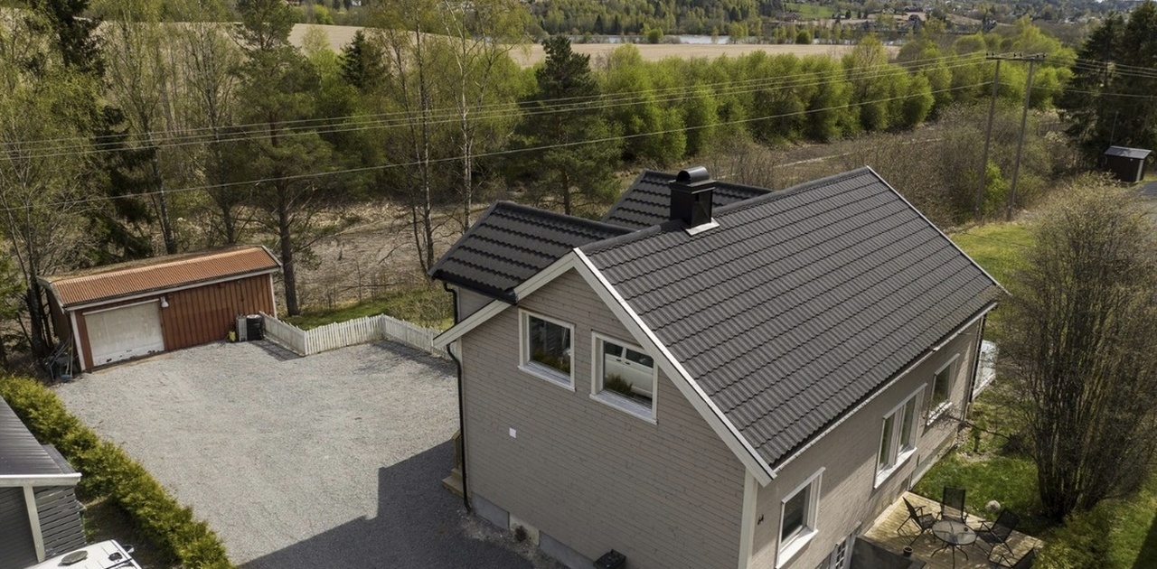 Egen inngang og biloppstillingsplass rett utenfor