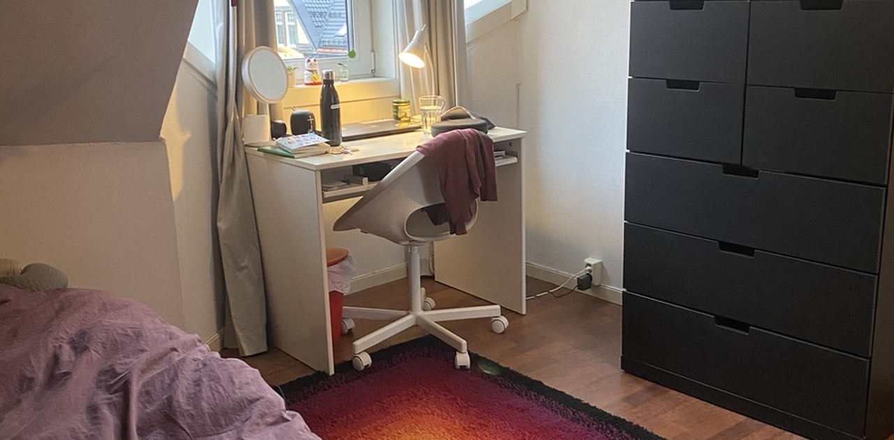 Pult og kontorstol kan fås for billig penge!