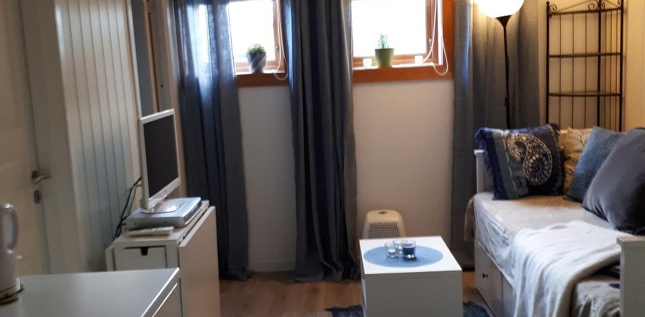 Hovedrom med seng/ sofa og hybelkjøkken