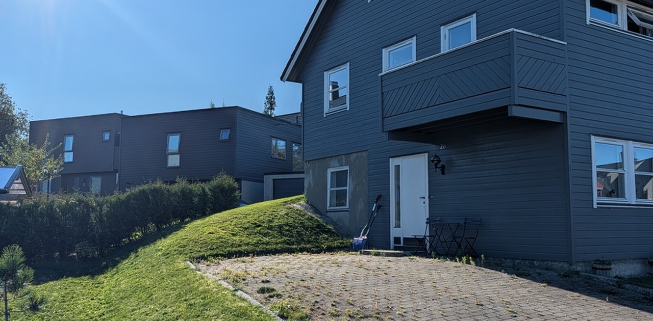 Egen inngang og parkeringsplass