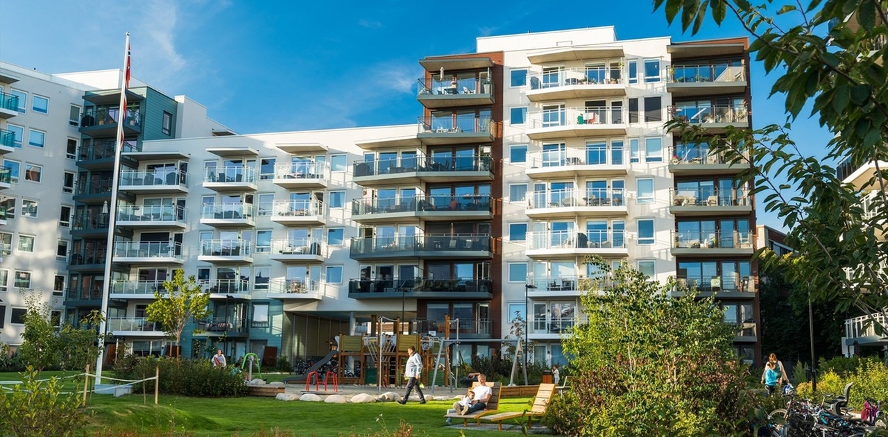Flott uteareal med gode solforhold med stor gressplen, solstoler og benker.