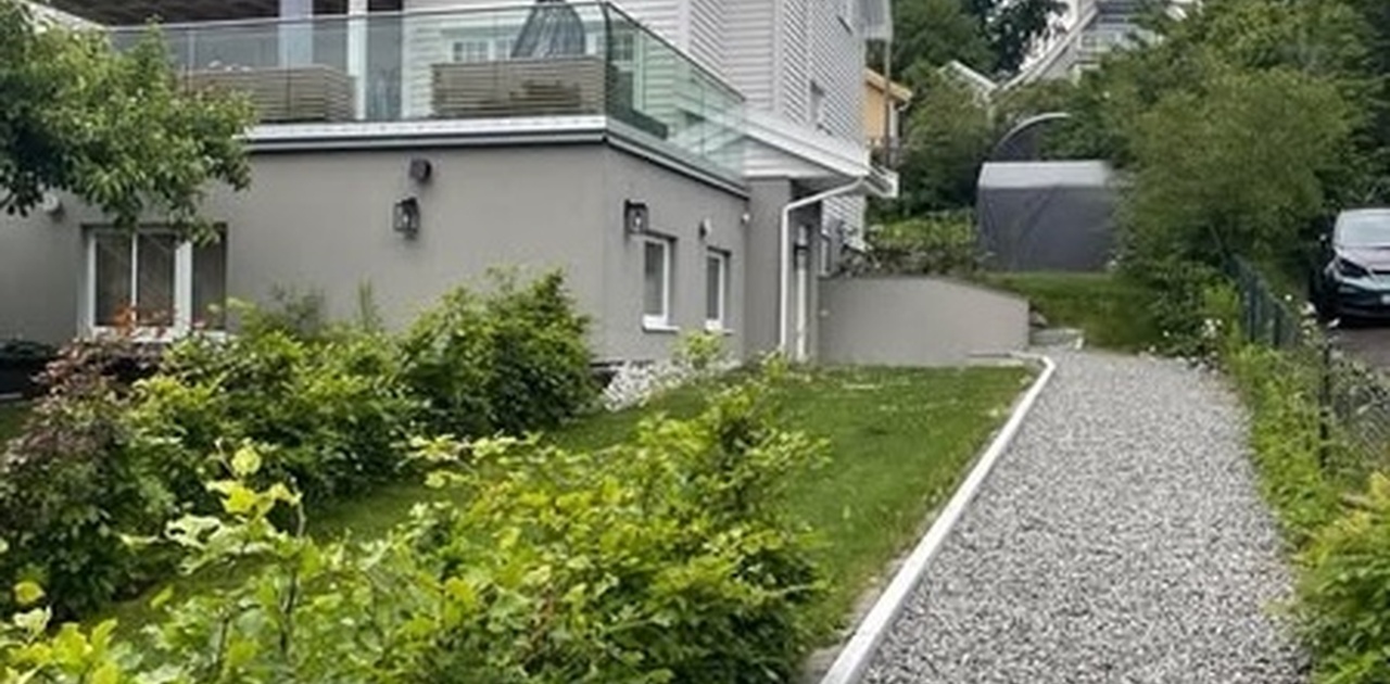 Det er egen gangsti til separat inngang for 2 hybelleiligheter.