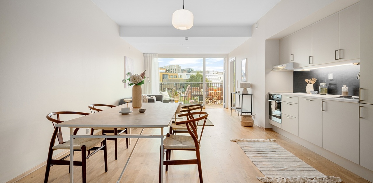 En stilren 3-roms med stor stue og en solrik vestvendt balkong.