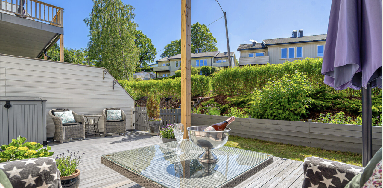Vestvendt uteområde med gode solforhold