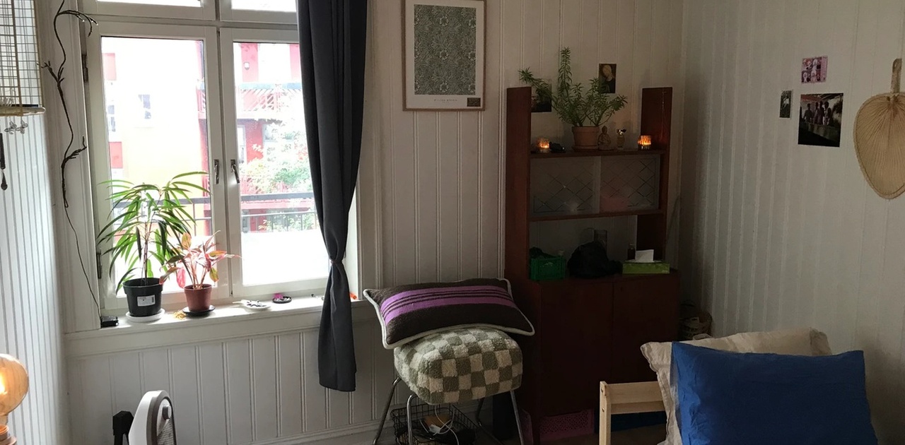 Rommet er vendt inn mot rolig bakgård:)