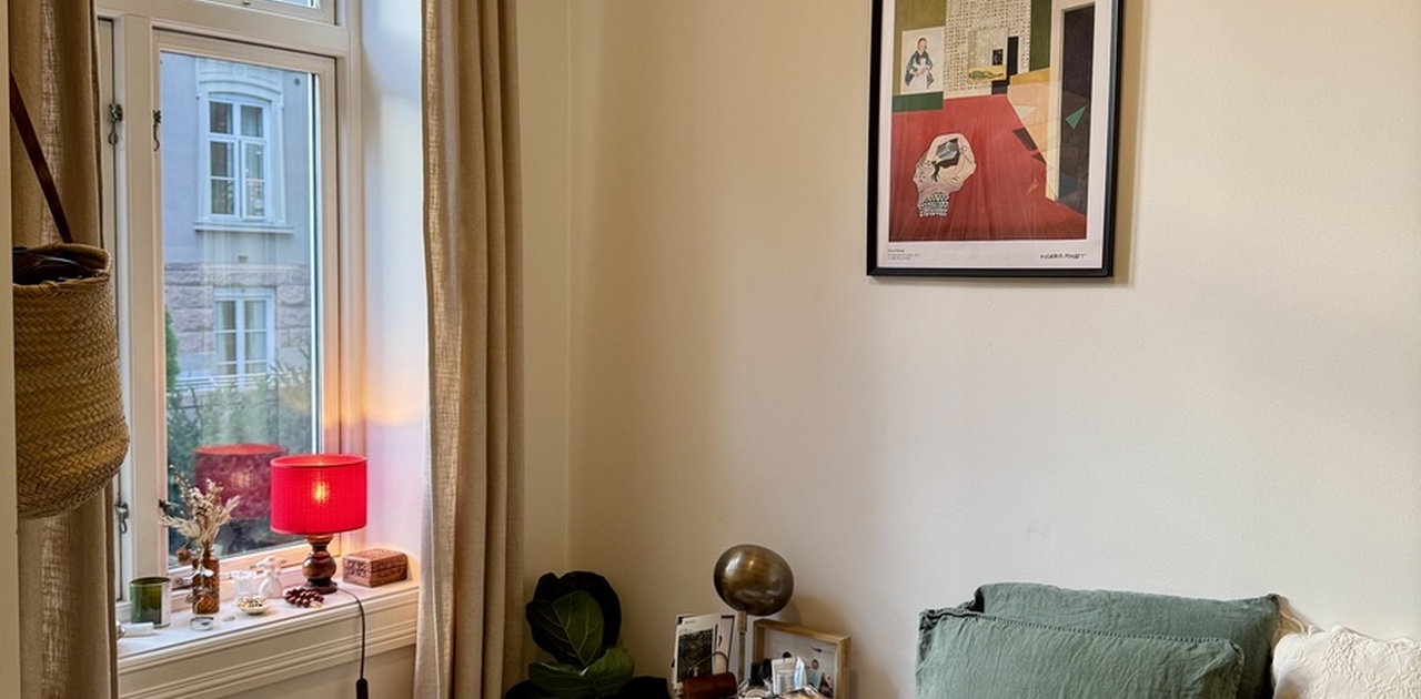 Rommet har en seng på 120cm og et dobbelt skap