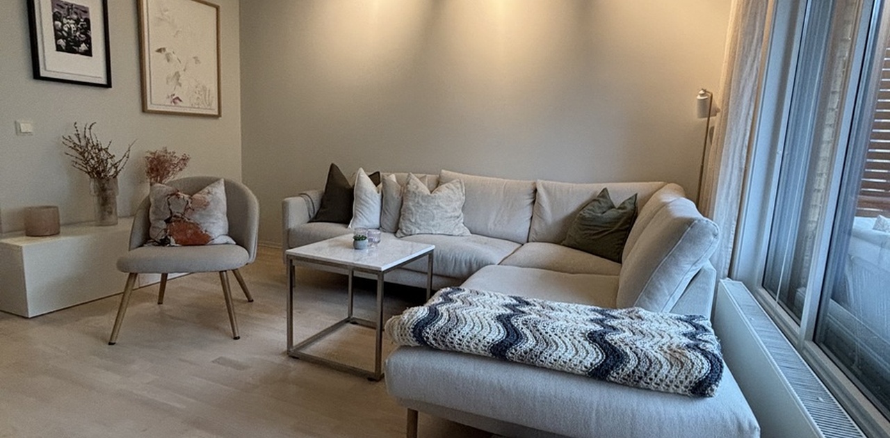 Møbler i stue kan avvike (sofa, TV og TV-benk vurderes å byttes ut)