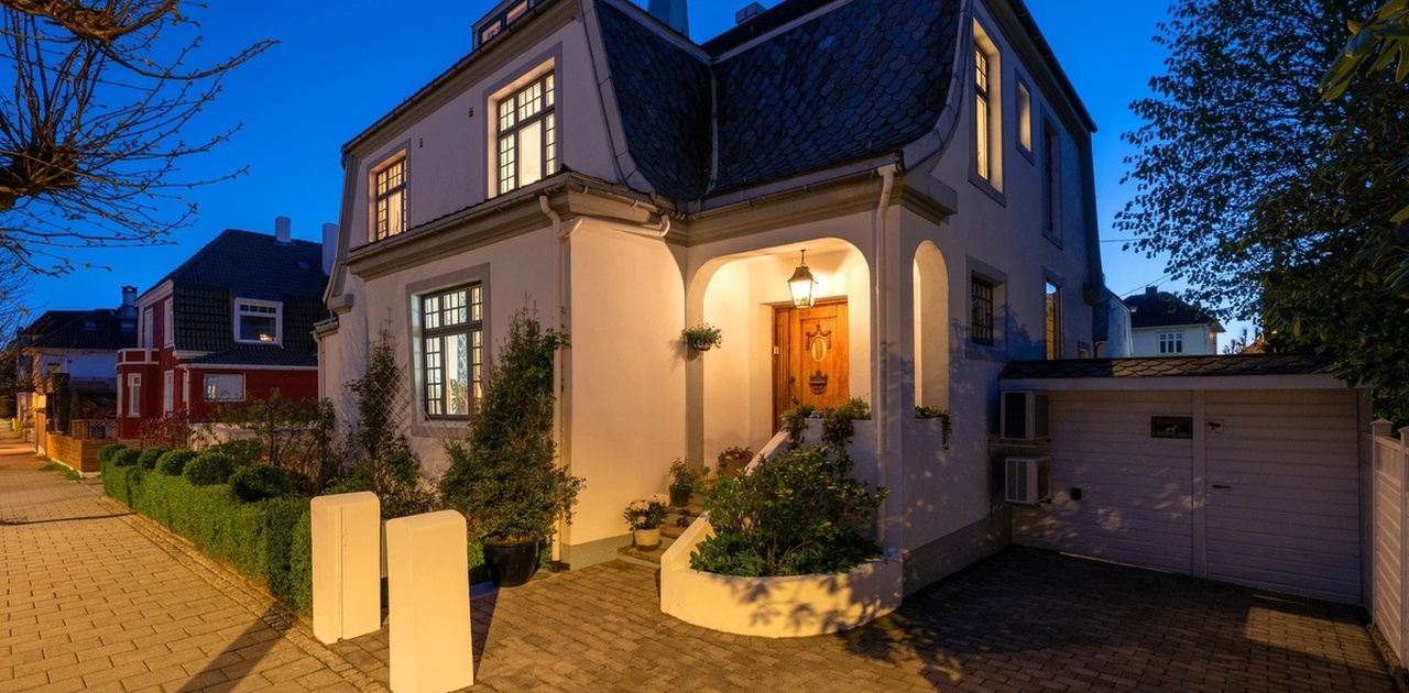 Utisden av huset og inngangsdør