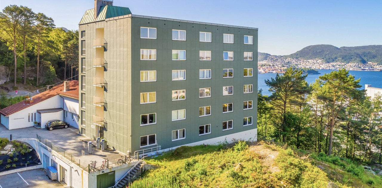 Bygget med Bergen by i bakgrunnen