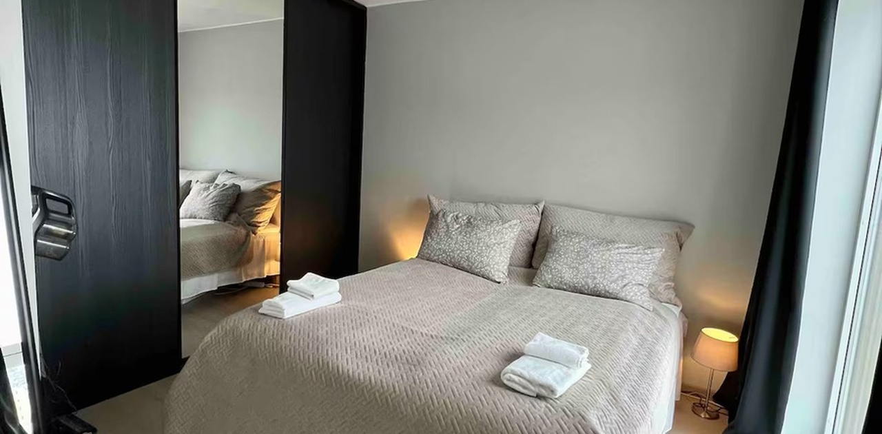 Hovedsoverom og godt med skapplass. Vinduer fra gulv til tak på høyresiden med helt lystette gardiner