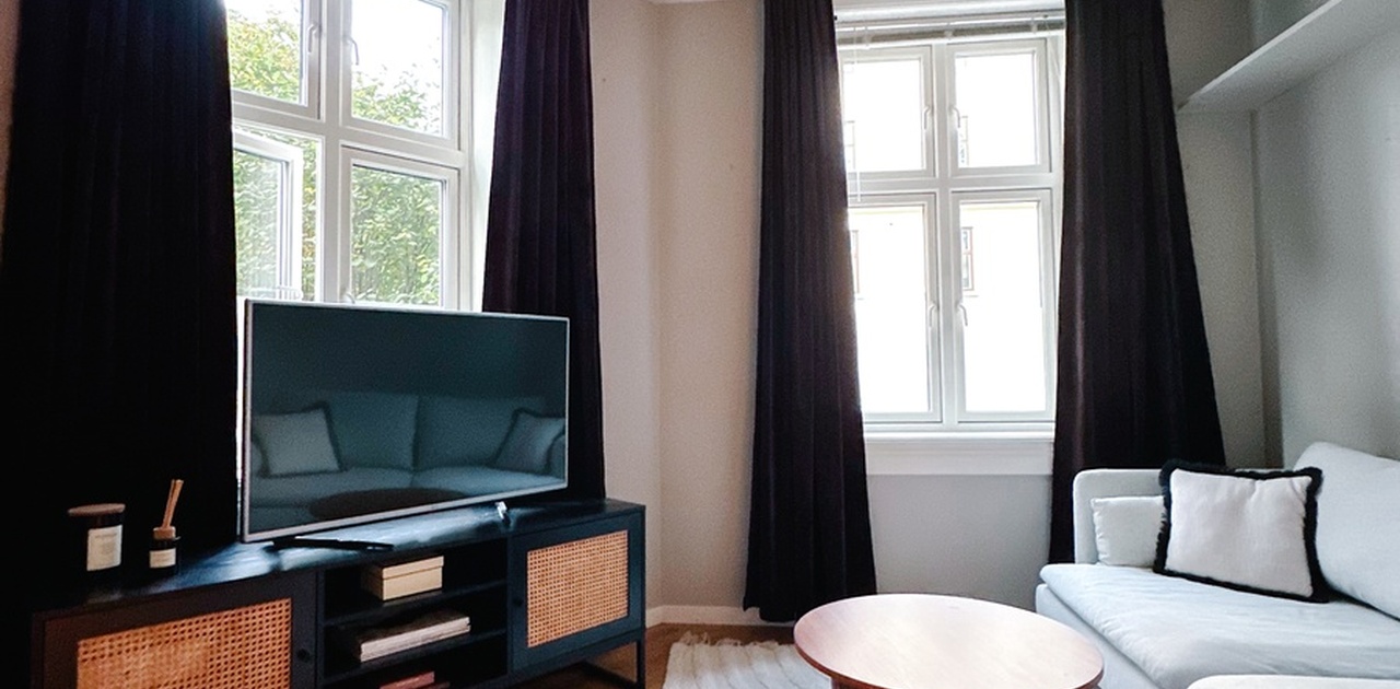 Det er 3 meter under taket og vinduene slipper inn mye lys.