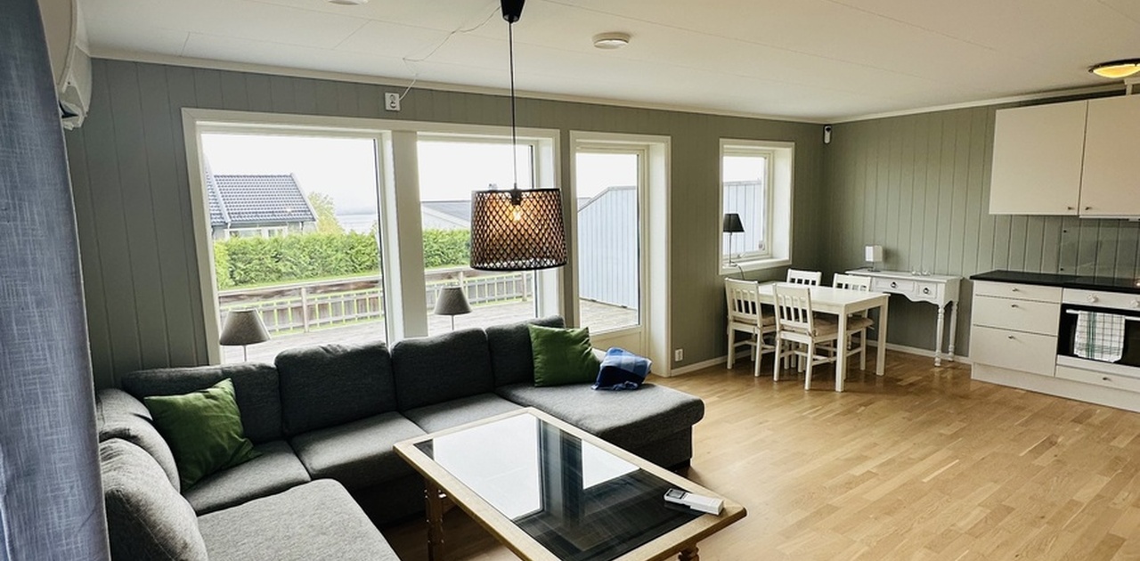 Åpen stue og kjøkken med utsikt over Tyrifjorden.