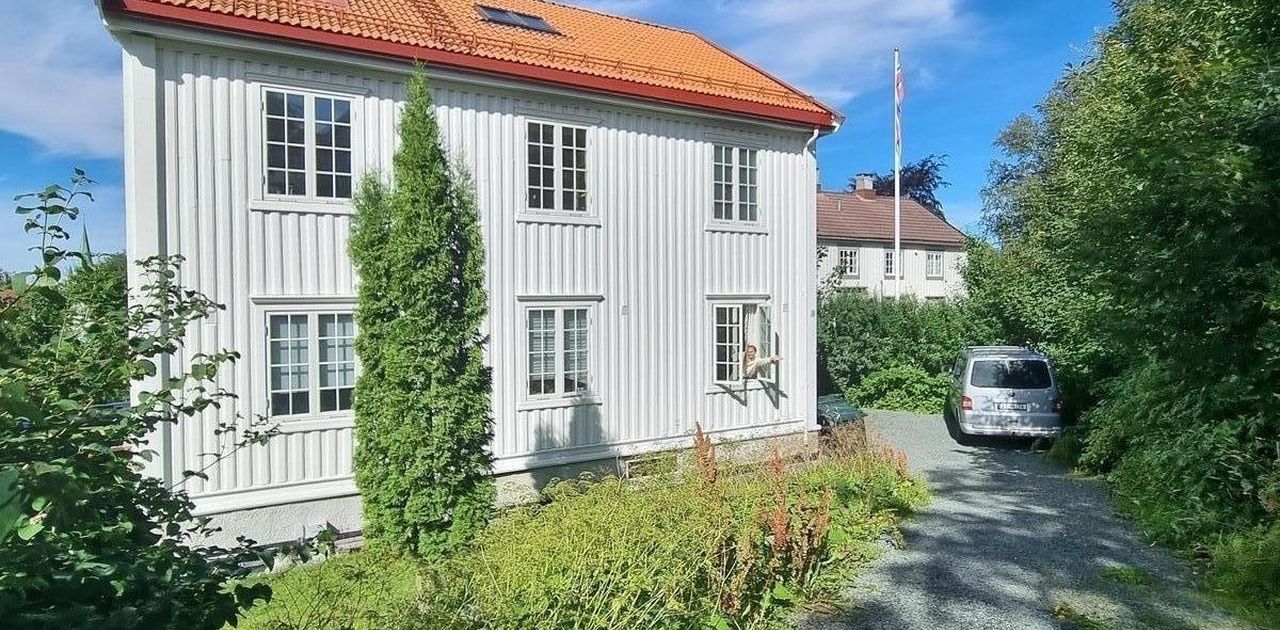 Velkommen til Neufeldts gate 18! De høye trærne til høyre i bildet har siden blitt hogget ned av utleier. Det er derimot fortsatt frodig og grønt på sommeren:) Det er leietakerne sitt ansvar å vedlikeholde hagen.